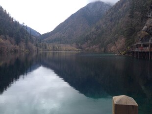 静谧山水间的幽美湖泊