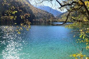 山间蓝湖秋景