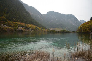 山水相依的静谧湖景