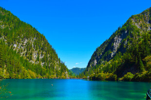 壮丽山水间的碧绿湖泊