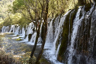 山间瀑布溪流自然美景