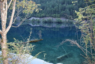 山间幽蓝清澈的静谧湖水