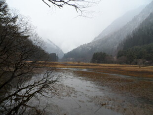 山间雾霭中的静谧水域