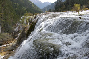山间瀑布水流奔腾景象