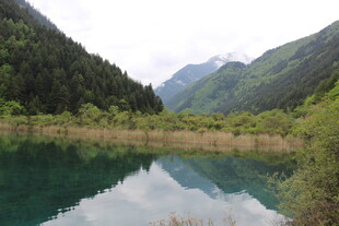 山间碧绿湖泊美景