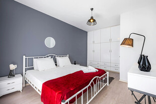 现代简约风温馨卧室一角