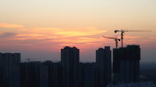 夕阳下的城市建筑与塔吊