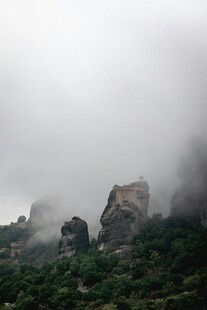云雾缭绕的奇特山峰景观
