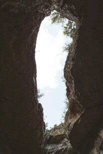 洞穴缝隙间的天空景象