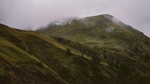 云雾缭绕的翠绿山峦