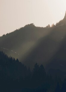 山间晨曦洒下金色光芒