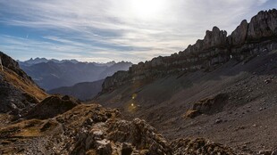 壮丽山景 阳光下的巍峨山峦