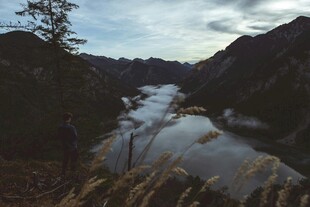 山间静谧河流风景