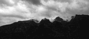 乌云笼罩下的山峦