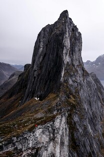 巍峨险峻的孤峰