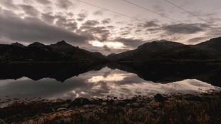 山间湖泊黄昏静谧景象