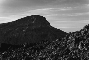 黑白山景独特岩石风貌
