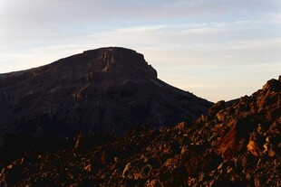黄昏下的巍峨山峰