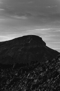 黑夜中的孤耸山峰