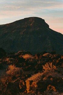 黄昏下的壮丽山峦