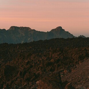 黄昏下的山峦美景