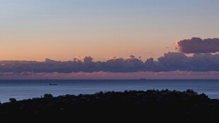日落时分的山海美景