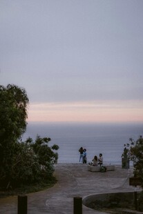 海边观景台的悠闲时刻