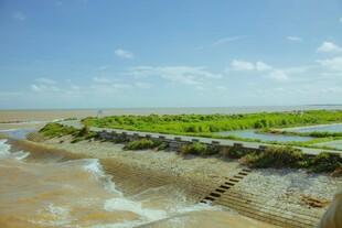 河岸堤坝与湍急河水景观