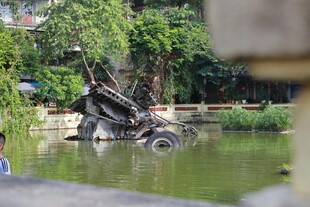 池塘边的机械雕塑景观