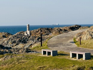 海岸边的灯塔与休憩长椅