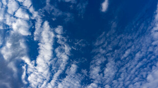 蔚蓝天空中的絮状云朵