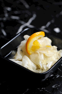 橙片点缀的美味白菜