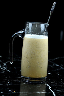 玻璃壶中的美味黄色饮品