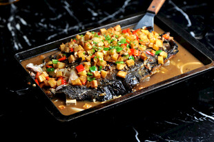 美味烤鱼配多彩蔬菜