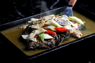 香煎鱼配蔬菜美味佳肴