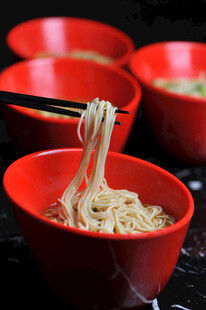 红碗盛拉面筷子挑面条