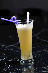 黄色果汁饮品配紫色吸管
