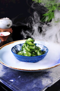 烟雾缭绕的翠绿佳肴黄瓜