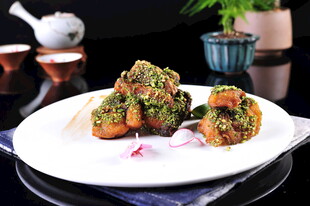 美味炸物配绿植摆盘
