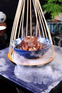 竹制笼中特色佳肴海蜇