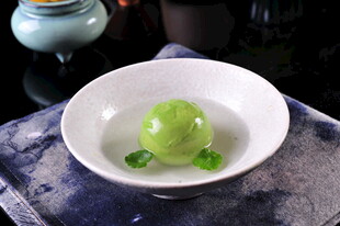 翡翠青团置于白瓷碗中