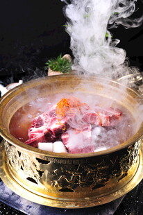 热气腾腾的美味火锅料理