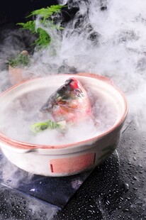 热气腾腾砂锅炖鲜鱼