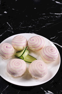 花样面食摆盘点缀黄瓜