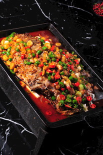 美味多彩烤鱼盘内盛放