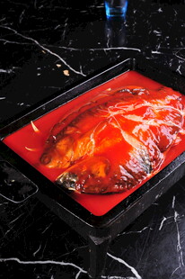 红汤锅中的鲜鱼