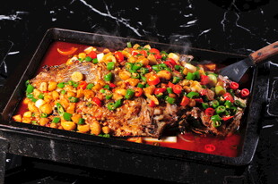 麻辣鲜香烤鱼诱人上桌