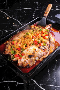 烤鱼配多彩蔬菜