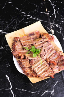 美味酱羊排摆盘精致