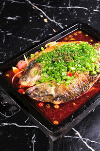 麻辣鲜香烤鱼诱人上桌